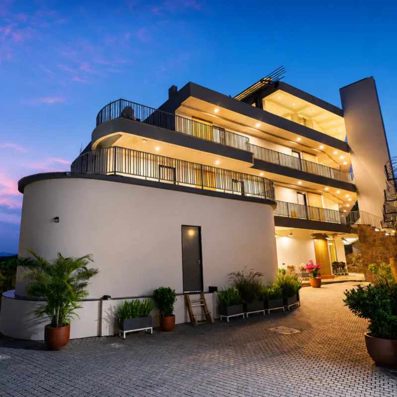Grand Twilight Exterior of Villa Miraan – 9 BHK Villa Udaipur Illuminated multi-story exterior of a 9 BHK villa Udaipur at twilight